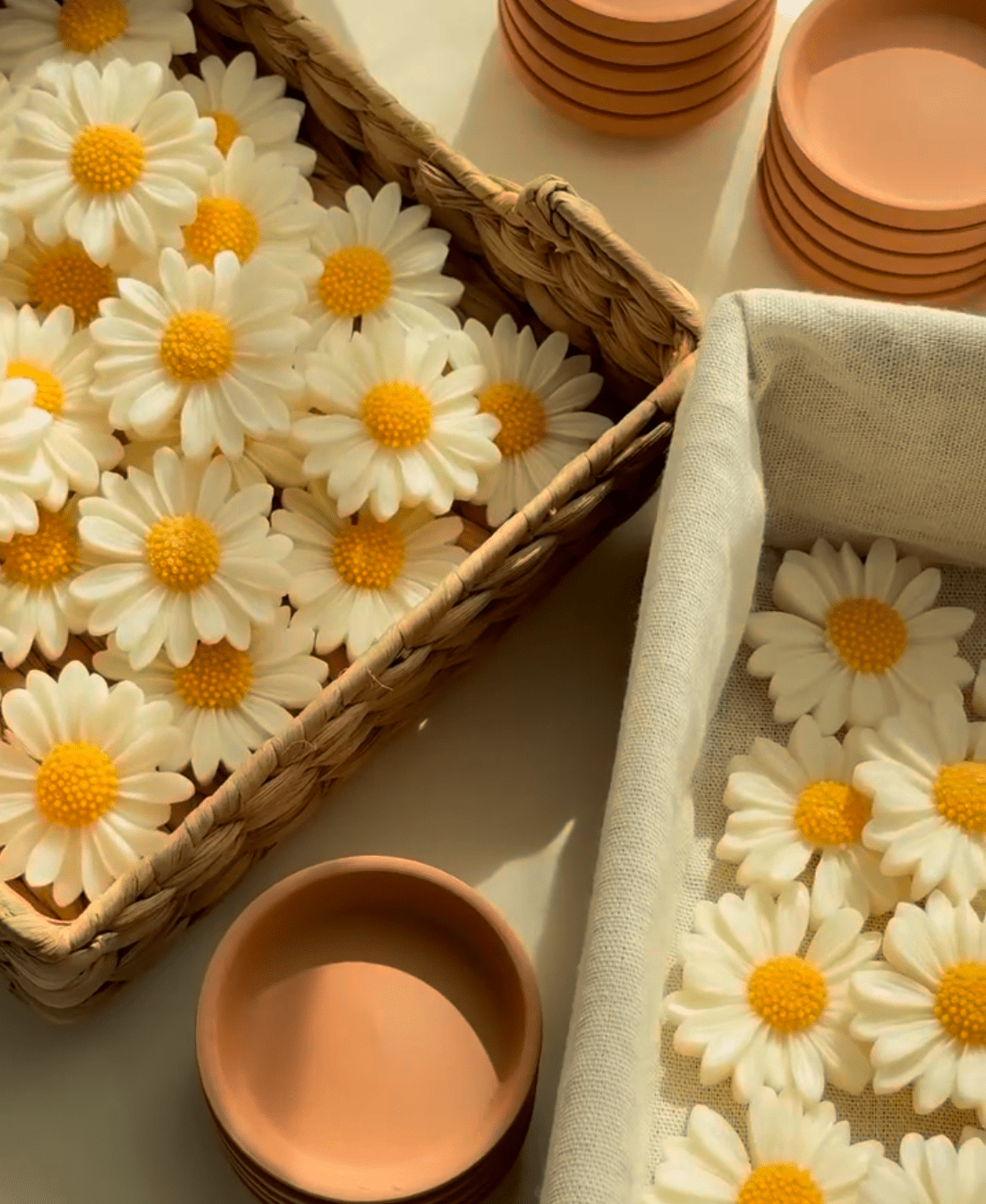 Margaretă în vas ceramic | Lumânări parfumate | Mărturii - Meltino Candles